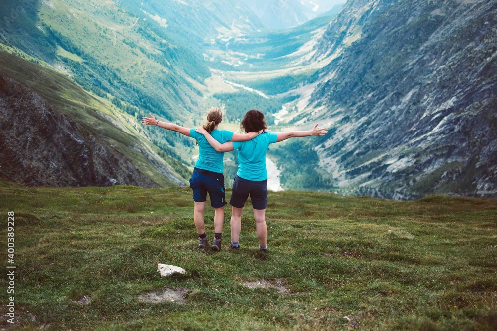 Naklejka premium Two travellers