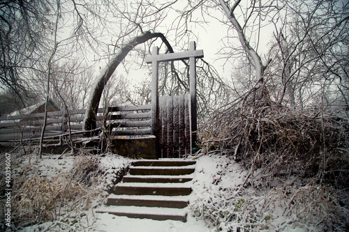 Fototapeta Naklejka Na Ścianę i Meble -  Old wooden gate and wicket in winter.