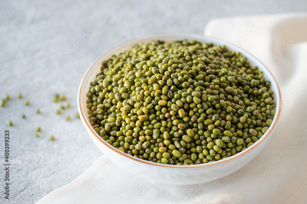 Raw mung beans (Vigna radiata). Green kidney Raw mung beans (Vigna radiata). Green kidney