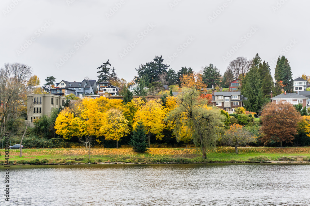 Fototapeta premium Autumn Waterfront Homes 3