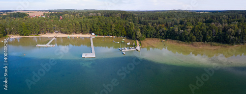 Panoramiczny widok plaży i pomostów, jezioro Lubikowskie