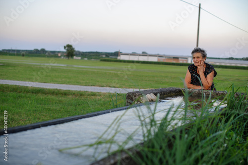 agricoltura signora attenta alla coltivazione © Giuliano Bianchini