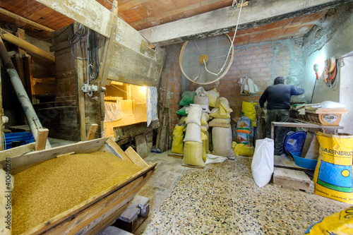 antico mulino per farina di grano photo