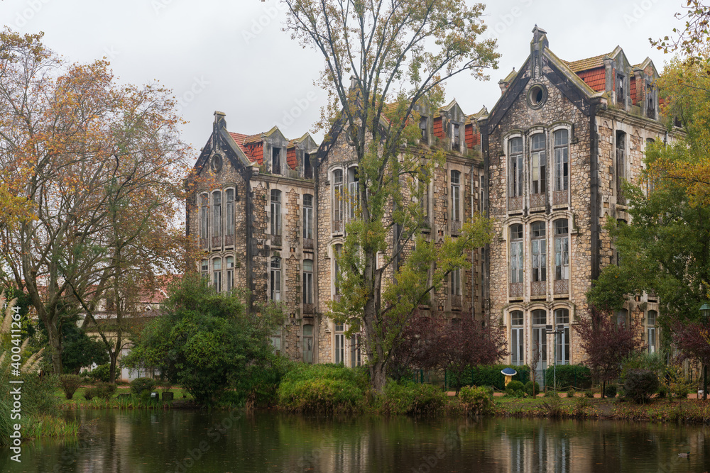 Obraz premium Abandoned buildings old thermal hospital with a lake and D. Carlos I park in Caldas da Rainha