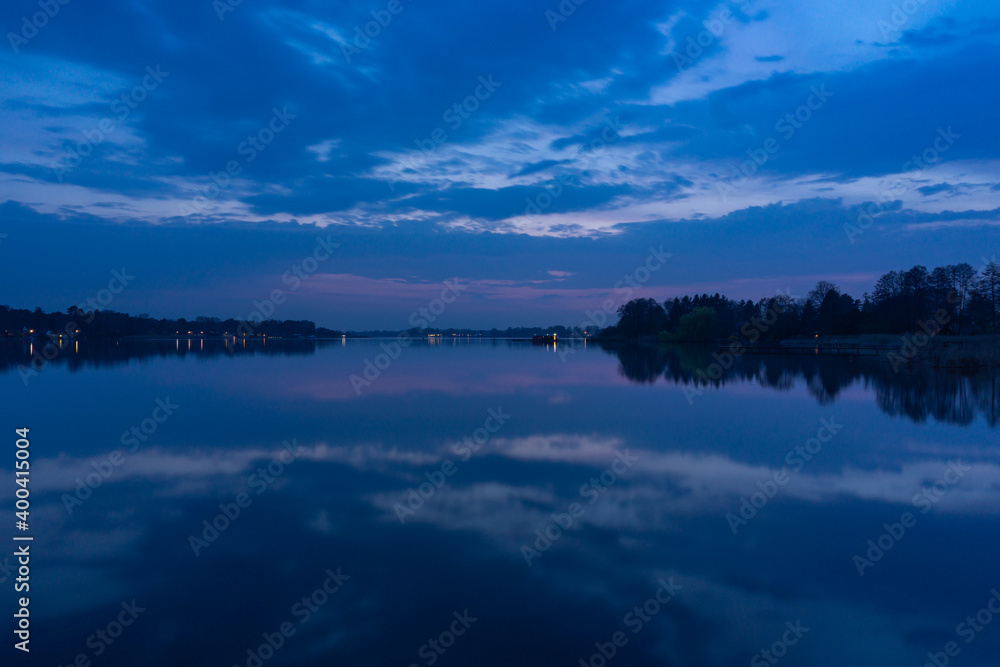 Fototapeta premium blaue Stunde am See
