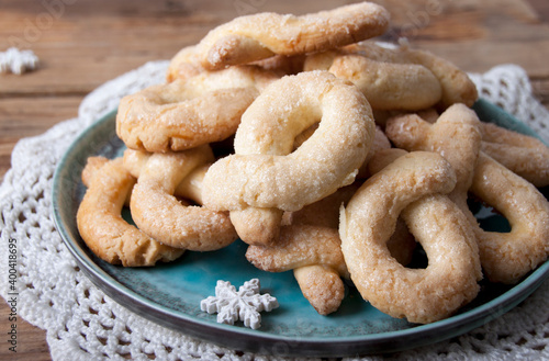 On an old wooden table a plate of berlin wreaths cookies