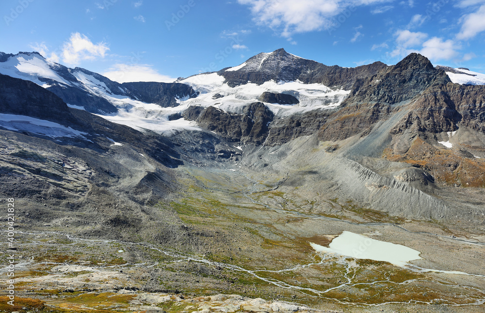 Obraz premium Evettes lake and Glacier du Grand Mean above the cirque des Evettes in vanoise national park, France