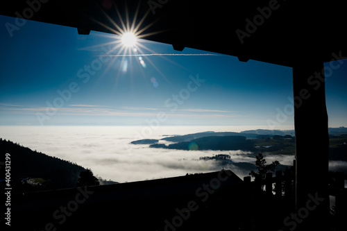 Sonne über dem Nebelmeer, mit Sonnenstern im Mühlviertel in Österreich - aufgenommen auf einem Aussichtsturm