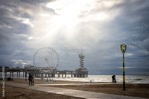 Fotografie scheveningen pier, dramatic sky, ferris wheel