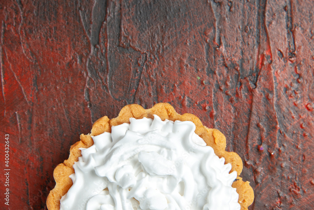 Obraz premium top half view small tart with pastry cream on dark red background free space