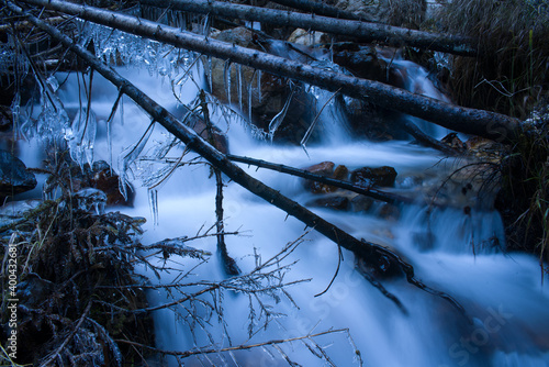 lunghe esposizioni lungo i torrenti in perido invernale con formazioni di ghiaccio, l'effetto seta che si crea lungo il corso d'acqua photo