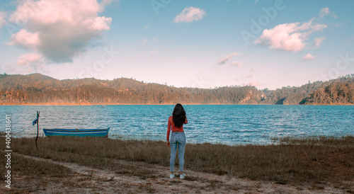Mujer mirando el lago © JosueEdwin