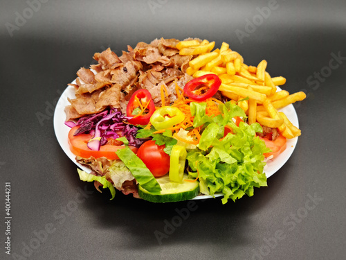 Fotografie doner kebap on plate with rice döner pilav