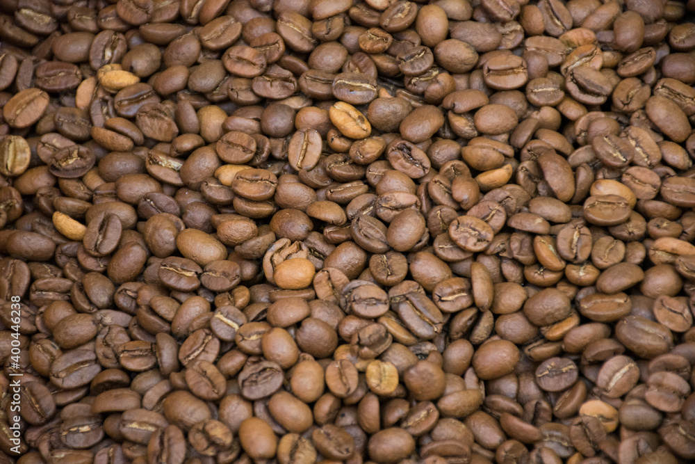 Obraz premium Dark many roasted coffee beans texture background. Top view