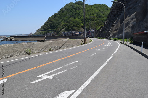 爽快な海沿いの道路