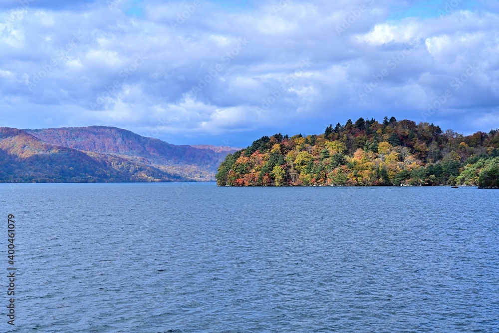 遊覧船から見た十和田湖の紅葉情景＠青森