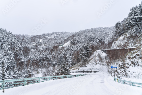 【冬ドライブイメージ】圧雪路の山道 © travel