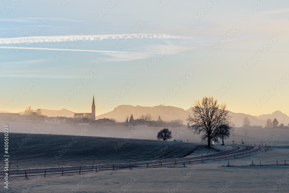 Fototapeta premium Bergkulisse morgens mit Kirche , Himmel, Wolken