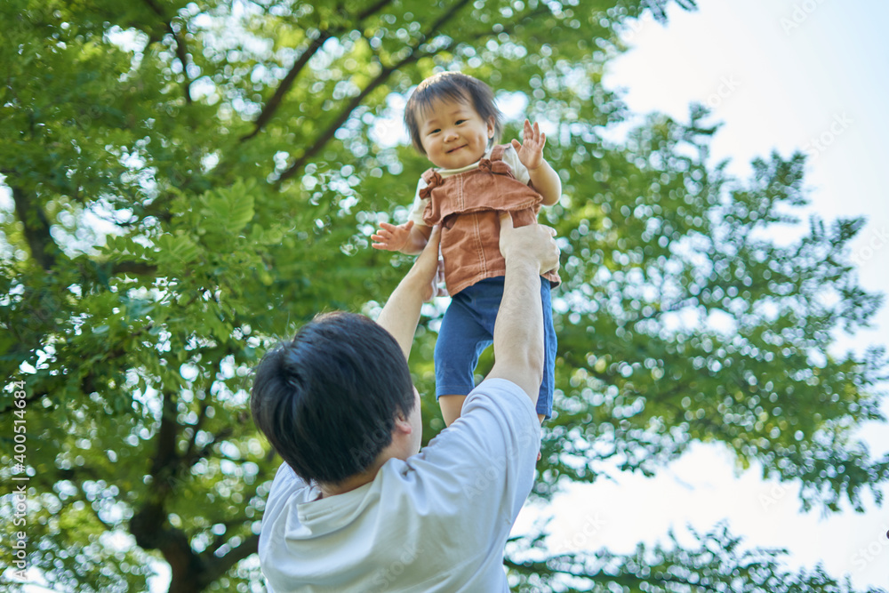 Obraz premium かわいい日本人の赤ちゃんと家族