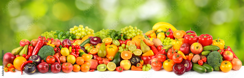 Naklejka Szeroki wzór dojrzałych i świeżych owoców i warzyw na zielonym tle.