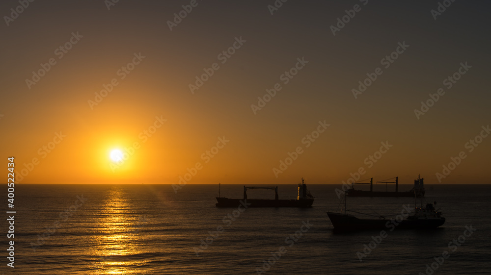 Sonnenaufgang auf dem karibischen Meer mit Transportschiffen.