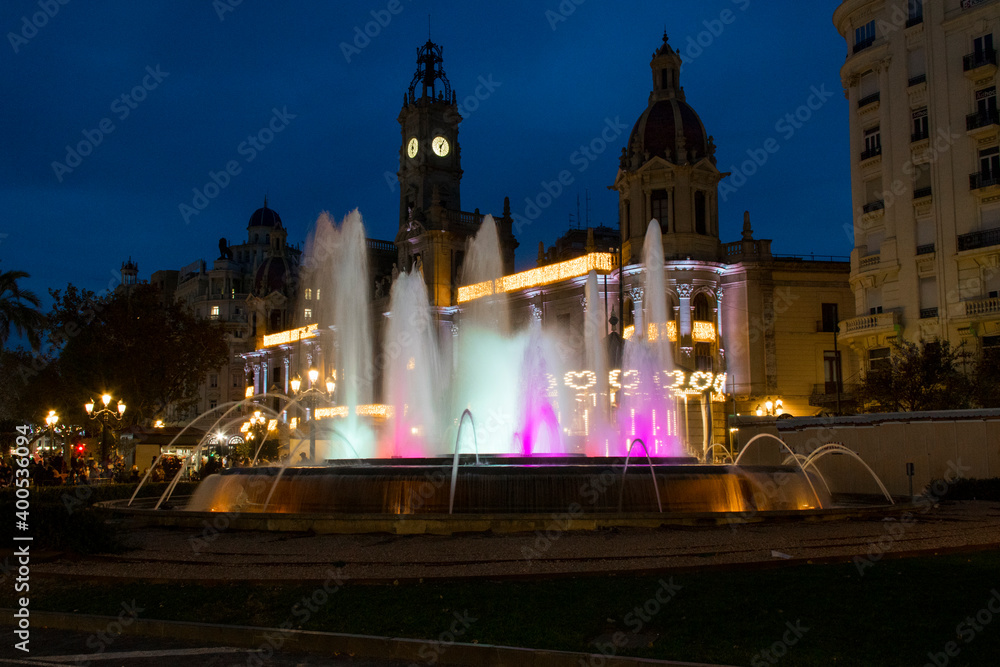 Paseando por la plaza del ayuntamiento de Valencia (España) en Navidad
