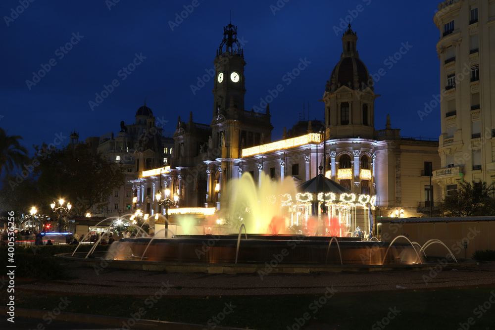Paseando por la plaza del ayuntamiento de Valencia (España) en Navidad