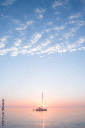 premier rayon du soleil au large de l'île d'Oléron avec voilier de plaisance en France