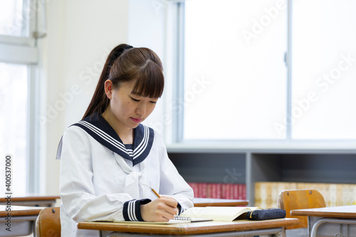 教室で勉強をする若い日本人の学生 © west_photo