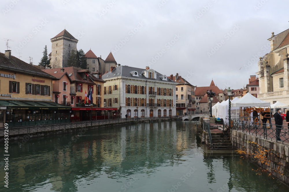Les rives de la rivière le Thiou dans la vieille ville de Annecy, ville de Annecy, département de Haute Savoie, France