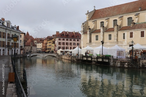 Les rives de la rivière le Thiou dans la vieille ville de Annecy, ville de Annecy, département de Haute Savoie, France