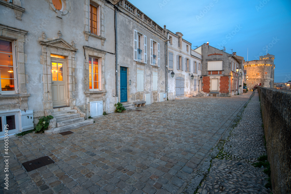 Fototapeta premium vu sur les ancien remparts de la Rochelle au couché du soleil en France