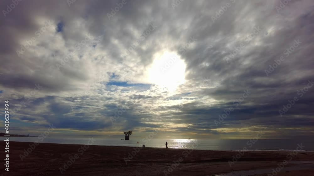 bonito amanecer en una playa de Marbella, Andalucía