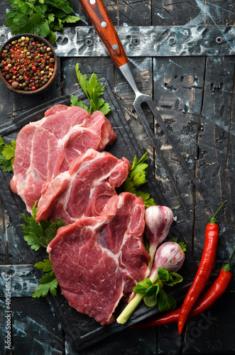 фотографія Raw veal meat with parsley and spices on the table