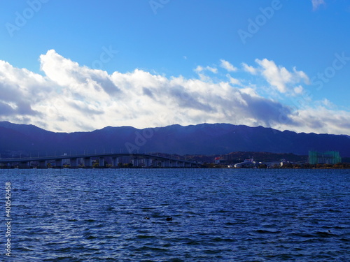滋賀県守山市より望む琵琶湖大橋 © ととと