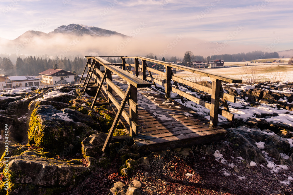 Aussichtsplattform am Wimmerkreuz in Reti in Winkl mit Bergen, Wolken, Schnee und Wiese Aussichtsplattform am Wimmerkreuz in Reti in Winkl mit Bergen, Wolken, Schnee und Wiese
