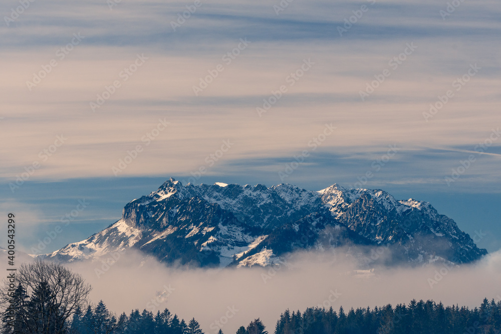 Karwendel Gebirge mit Nebel, Wolken und Himmel