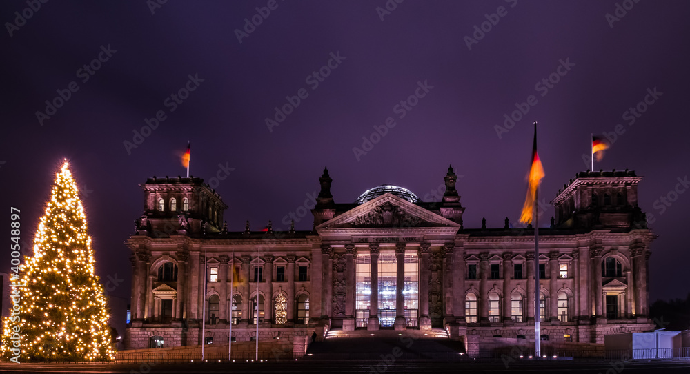 Reichstag in Berlin mit Weihnachtsbaum mit Copypspace