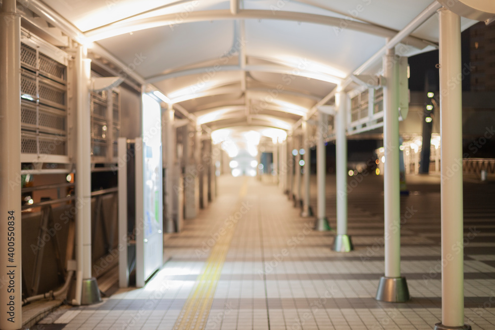 Fototapeta premium 夜の誰もいない屋外通路