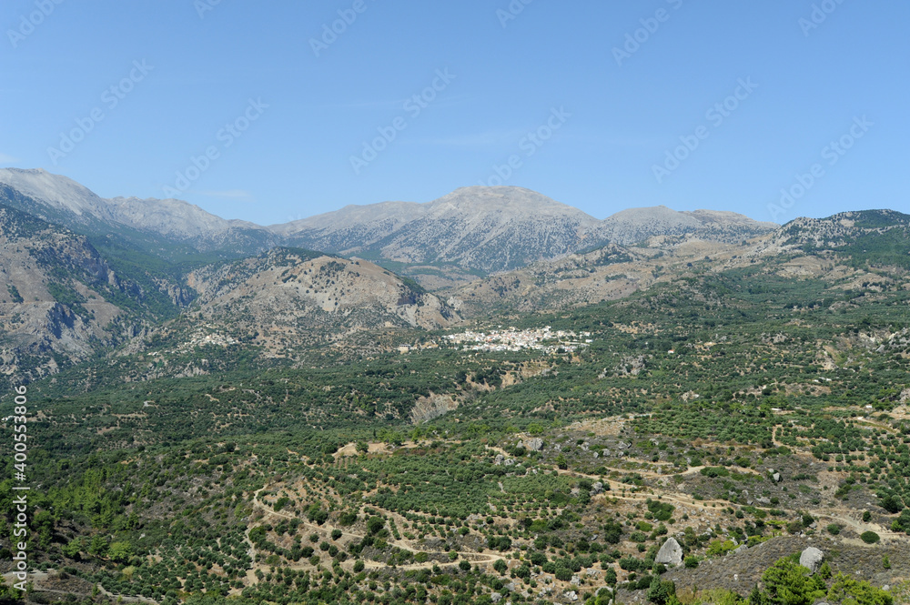 Le mont Dicté et le village de Malès à Iérapétra en Crète