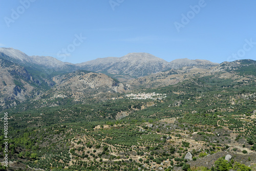 Le mont Dicté et le village de Malès à Iérapétra en Crète © arvernho