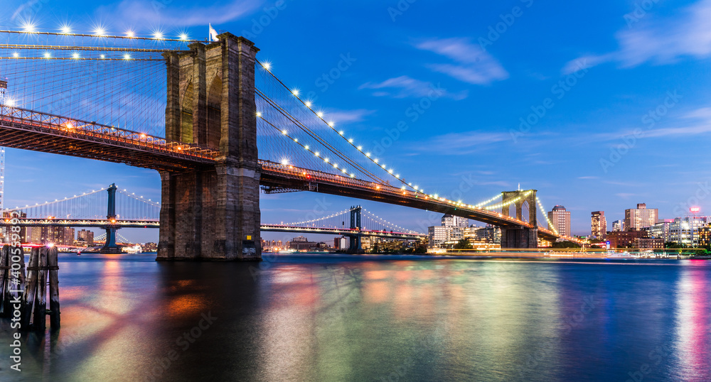 Fototapeta premium Brooklyn Bridge at sunset view. New York City, USA.
