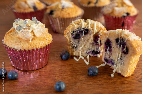 Deliciosas magdalenas muffins artesanales de arándanos naturales photo