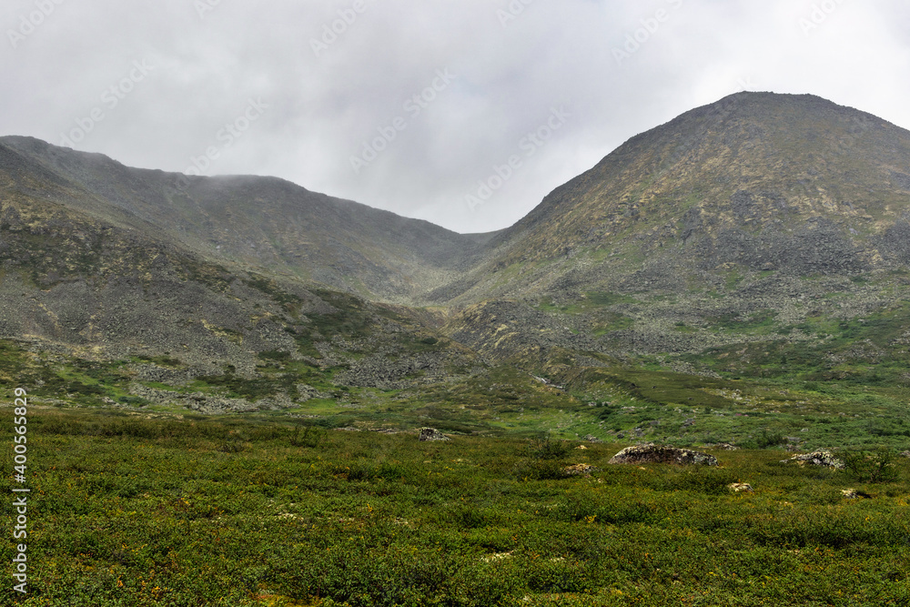 Obraz premium mountain range in the clouds on a cloudy day