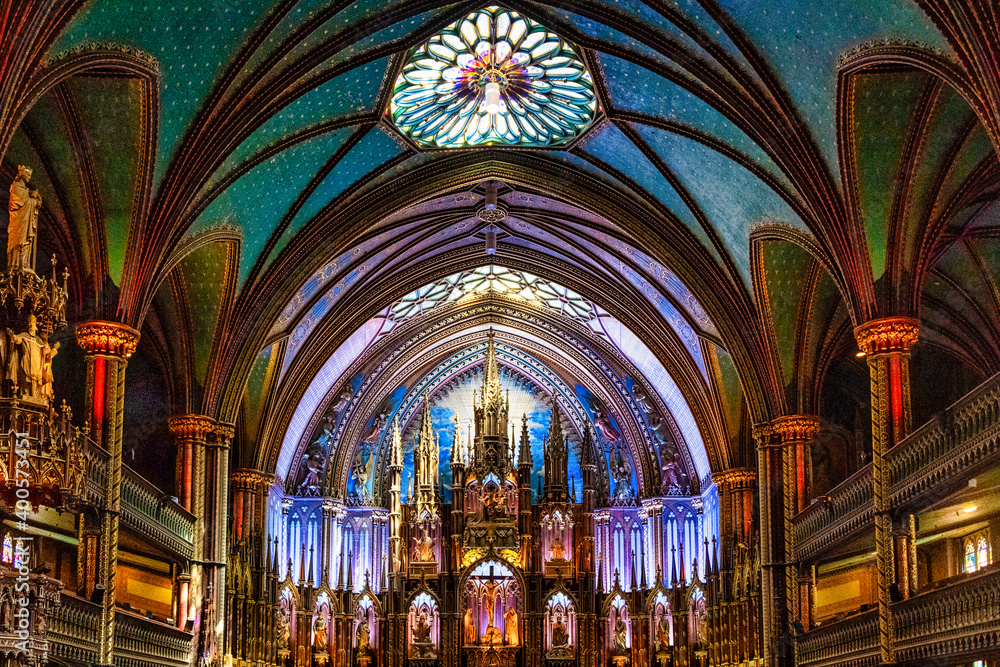 Obraz premium Altar and ceiling at Notre-Dame Basilica church in Montreal, Canada