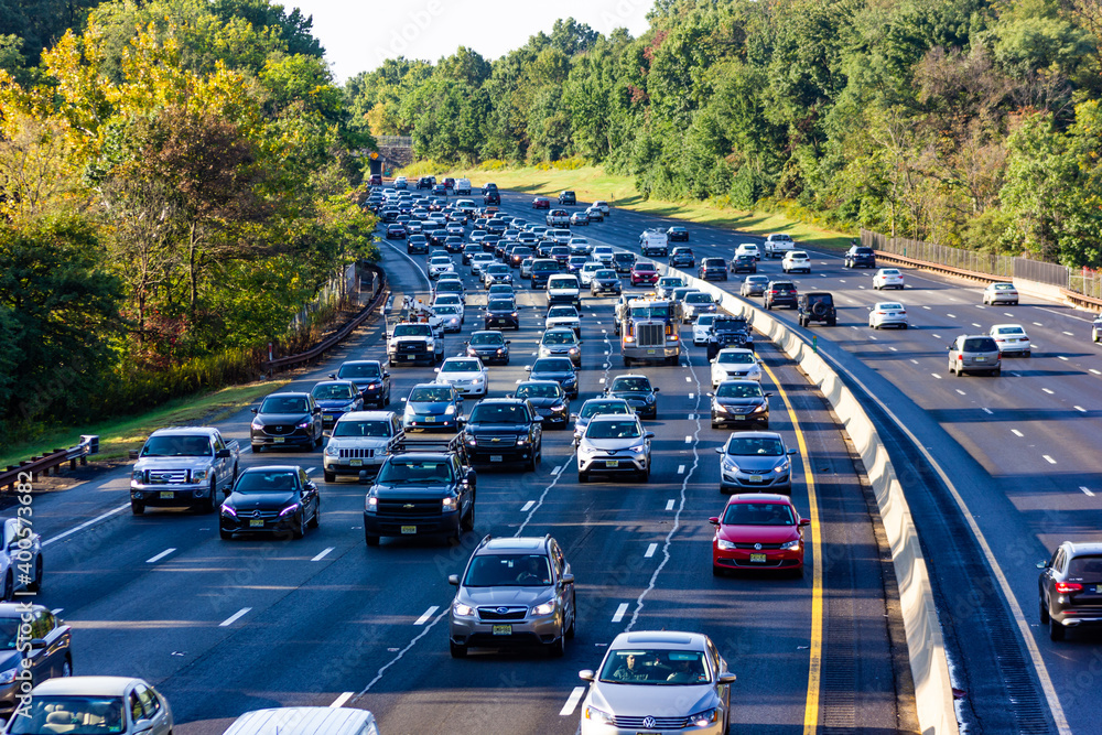 Fotka „Peak hour traffic on Garden State Parkway photographed from an
