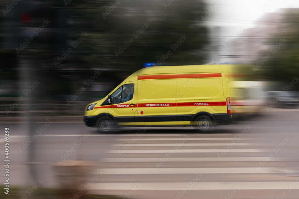 Ambulance is rushing to the patient, resuscitation is rushing to help, the movement is blurred.