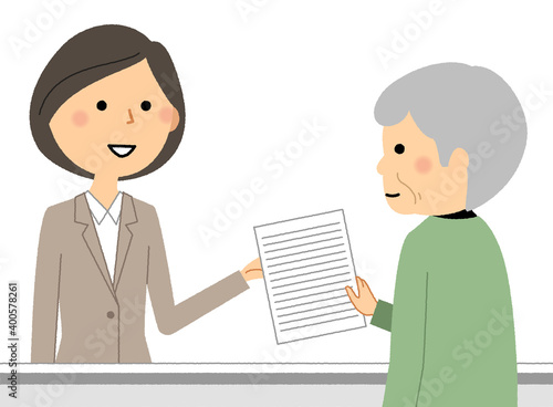 受付するスーツの女性