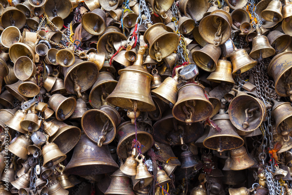 Glocken in einem buddhistischen Tempel, Nepal Glocken in einem buddhistischen Tempel, Nepal