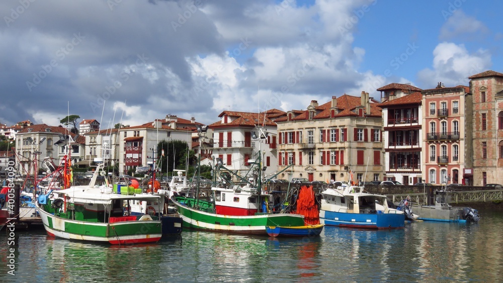 Bateaux de pêche / chalutiers colorés dans le port de la ville de Saint-Jean-de-Luz / Ciboure, dans le pays basque (France)
